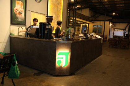 Suasana pengunjung menikmati racikan kopi klasik di Jabat Kopi, Karawaci, Kota Tangerang. Kedai ini dikenal konsisten mempertahankan cita rasa autentik kopi nusantara sejak 2015.