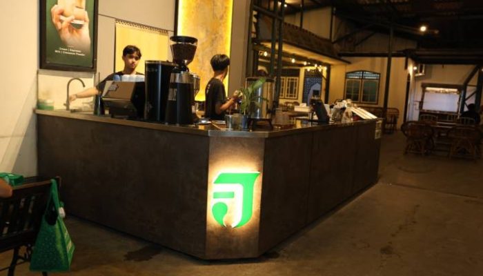 Suasana pengunjung menikmati racikan kopi klasik di Jabat Kopi, Karawaci, Kota Tangerang. Kedai ini dikenal konsisten mempertahankan cita rasa autentik kopi nusantara sejak 2015.