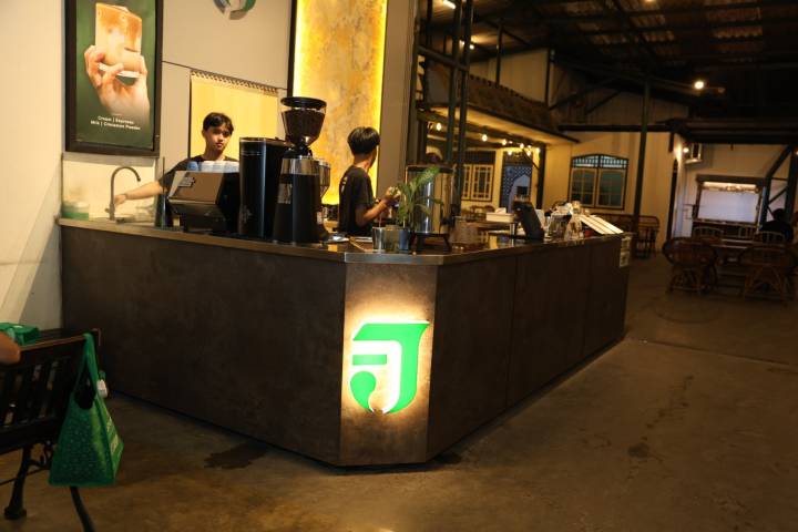Suasana pengunjung menikmati racikan kopi klasik di Jabat Kopi, Karawaci, Kota Tangerang. Kedai ini dikenal konsisten mempertahankan cita rasa autentik kopi nusantara sejak 2015.
