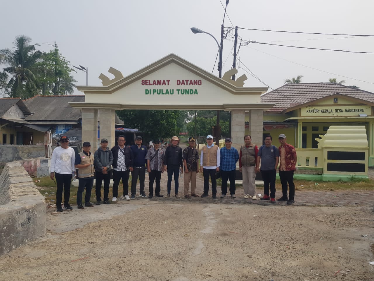 Tim DPRKP Kabupaten Serang bersama perwakilan Kementerian Perumahan dan Kawasan Permukiman melakukan verifikasi rumah tidak layak huni di Pulau Tunda, Selasa (9/6/2026), sebagai langkah percepatan program bantuan perumahan bagi masyarakat pesisir.