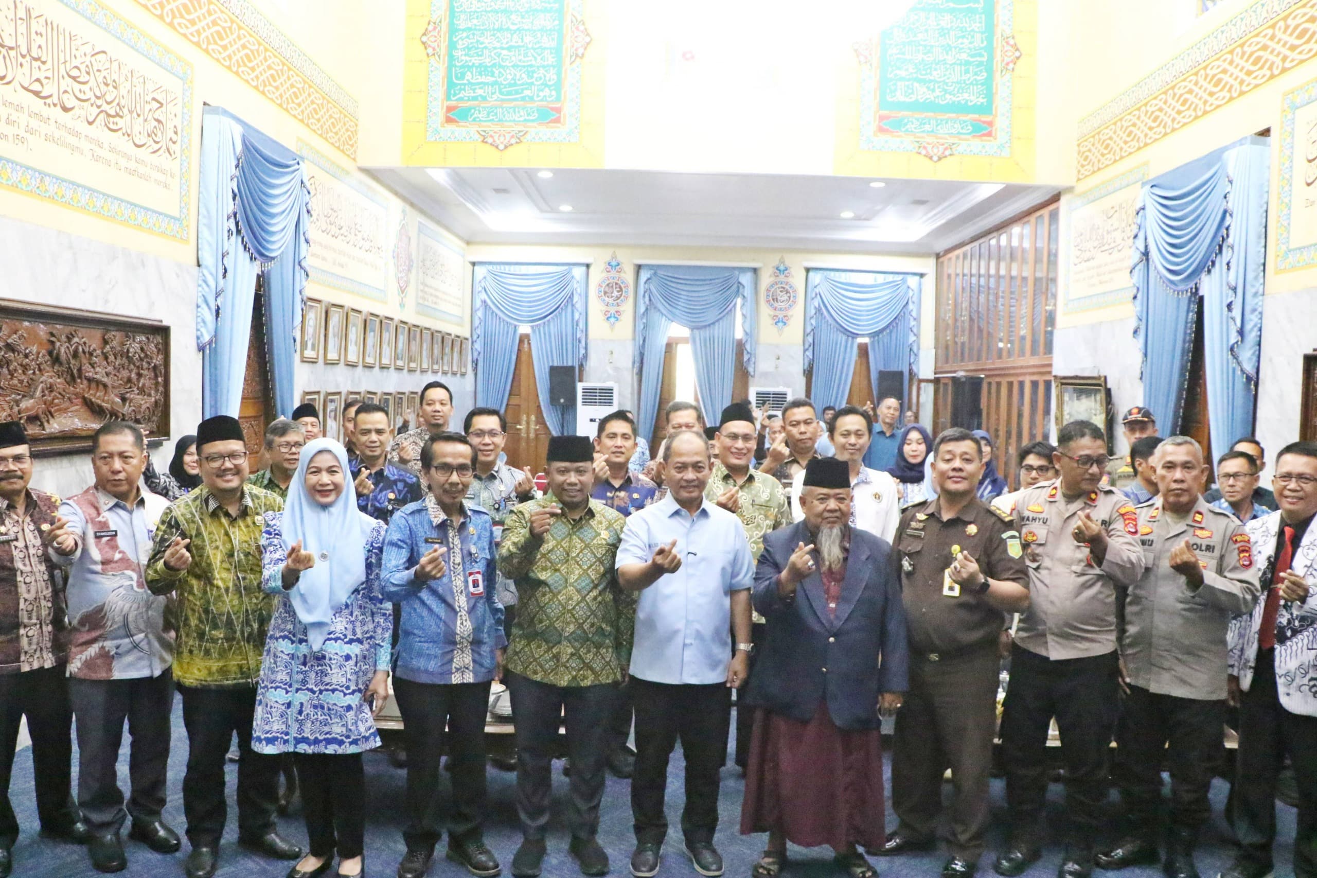 Wakil Bupati Serang Muhammad Najib Hamas bersama jajaran Forkopimda dan Dindikbud Kabupaten Serang saat peluncuran SPMB Tahun Ajaran 2026/2027 di Pendopo Bupati Serang.