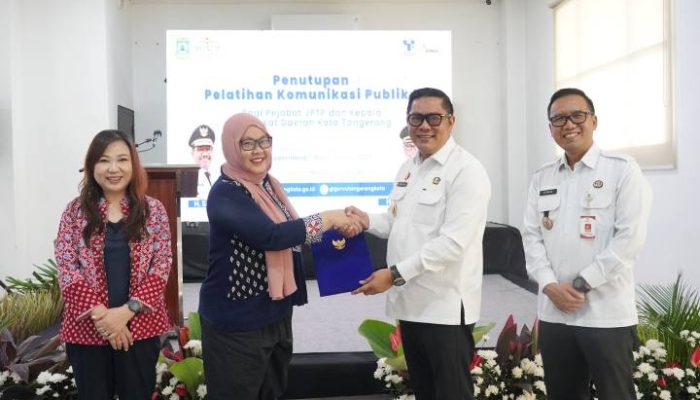 Wakil Wali Kota Kota Tangerang, Maryono, saat menutup Pelatihan Komunikasi Publik ASN di Grha Bhakti Karya, Cipondoh, bersama para pejabat perangkat daerah.