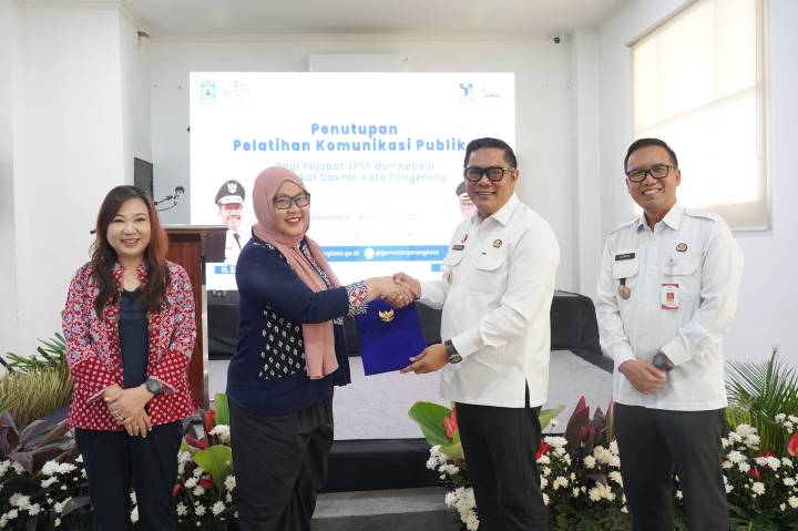 Wakil Wali Kota Kota Tangerang, Maryono, saat menutup Pelatihan Komunikasi Publik ASN di Grha Bhakti Karya, Cipondoh, bersama para pejabat perangkat daerah.