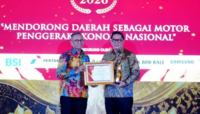 Wakil Wali Kota Tangerang Maryono menerima dua penghargaan Disway Top Regional Leader Awards 2026 yang diberikan langsung oleh Founder Disway Group, Dahlan Iskan, di JW Marriott Hotel Jakarta