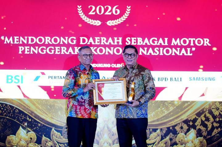 Wakil Wali Kota Tangerang Maryono menerima dua penghargaan Disway Top Regional Leader Awards 2026 yang diberikan langsung oleh Founder Disway Group, Dahlan Iskan, di JW Marriott Hotel Jakarta