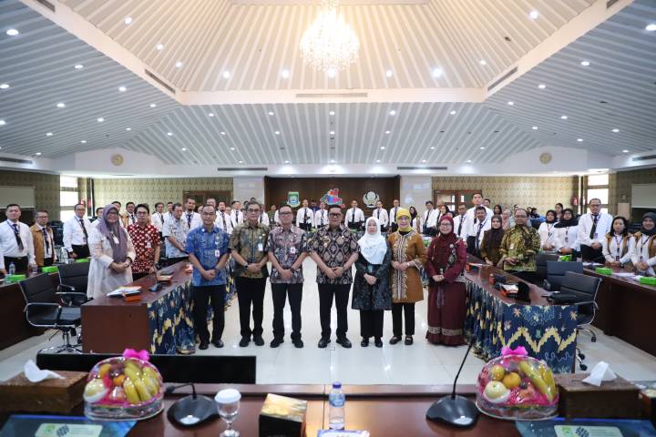 Wakil Wali Kota Tangerang Maryono saat menerima peserta Pelatihan Kepemimpinan Administrator Kementerian Ketenagakerjaan RI yang melakukan studi lapangan terkait penerapan merit system dan inovasi pelayanan publik di Kota Tangerang.