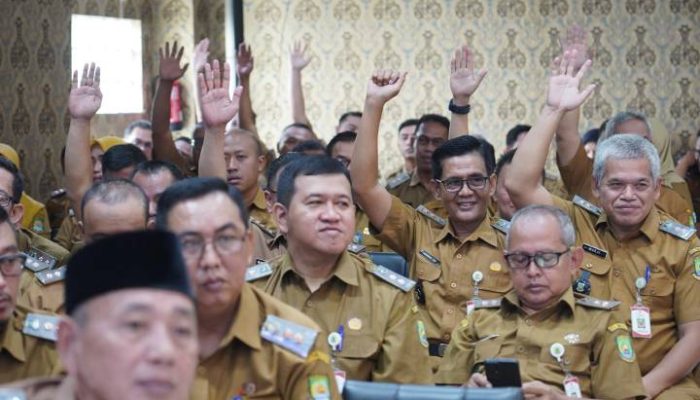 Wali Kota Tangerang Sachrudin bersama Wakil Wali Kota Maryono memimpin Rapat Evaluasi Bulanan Kewilayahan di Pusat Pemerintahan Kota Tangerang untuk mempercepat penyelesaian berbagai aduan masyarakat.
