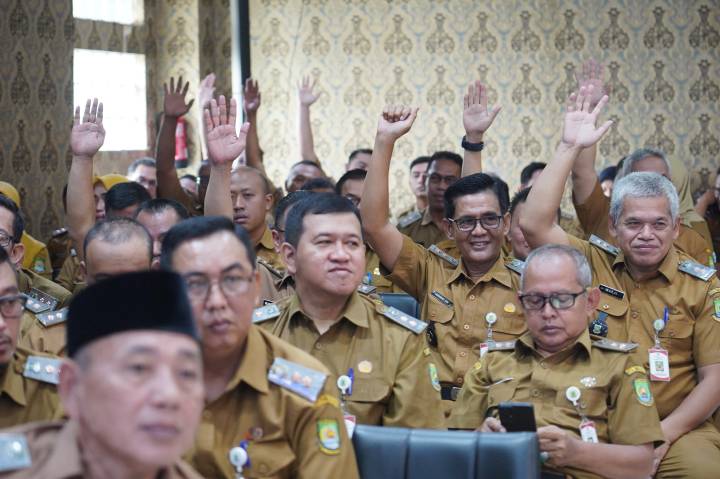 Wali Kota Tangerang Sachrudin bersama Wakil Wali Kota Maryono memimpin Rapat Evaluasi Bulanan Kewilayahan di Pusat Pemerintahan Kota Tangerang untuk mempercepat penyelesaian berbagai aduan masyarakat.