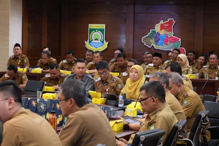 Wali Kota Tangerang Sachrudin memimpin rapat evaluasi bulanan bersama jajaran OPD untuk mempercepat serapan anggaran dan meningkatkan kualitas pelayanan publik di Kota Tangerang.