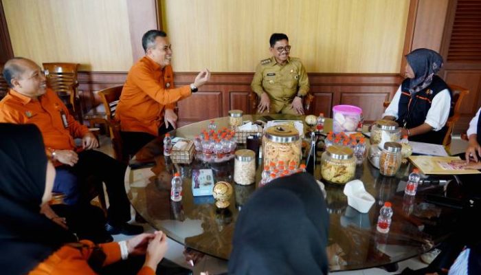 Wali Kota Tangerang Sachrudin menerima kunjungan petugas BPS saat peluncuran pendataan lapangan Sensus Ekonomi 2026 di rumah dinasnya.