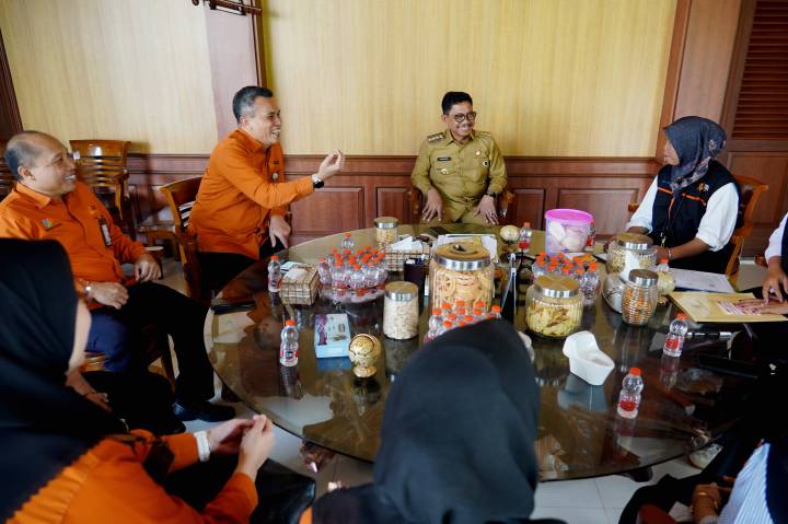 Wali Kota Tangerang Sachrudin menerima kunjungan petugas BPS saat peluncuran pendataan lapangan Sensus Ekonomi 2026 di rumah dinasnya.