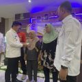 Wali Kota Tangerang Sachrudin menyerahkan secara simbolis kartu BPJS Ketenagakerjaan kepada pekerja rentan di Kecamatan Karawaci sebagai bentuk komitmen pemerintah dalam memperluas perlindungan sosial bagi sektor informal.