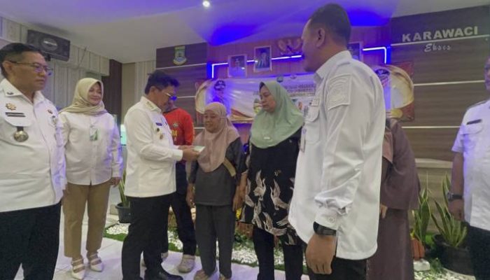 Wali Kota Tangerang Sachrudin menyerahkan secara simbolis kartu BPJS Ketenagakerjaan kepada pekerja rentan di Kecamatan Karawaci sebagai bentuk komitmen pemerintah dalam memperluas perlindungan sosial bagi sektor informal.