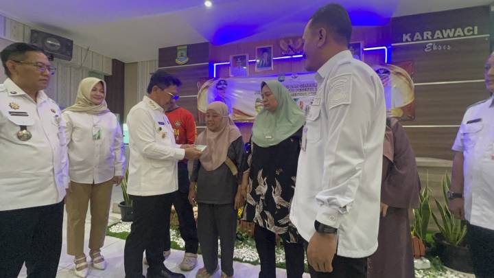 Wali Kota Tangerang Sachrudin menyerahkan secara simbolis kartu BPJS Ketenagakerjaan kepada pekerja rentan di Kecamatan Karawaci sebagai bentuk komitmen pemerintah dalam memperluas perlindungan sosial bagi sektor informal.