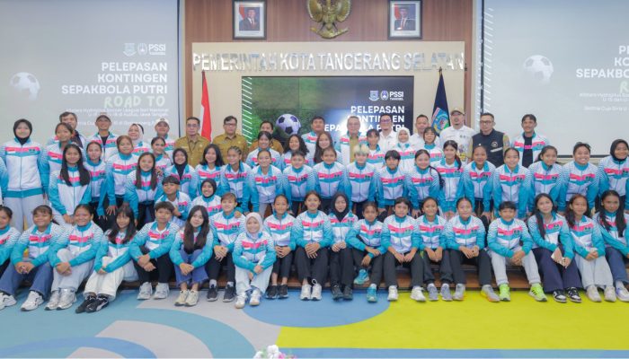 Wali Kota Tangerang Selatan Benyamin Davnie melepas kontingen sepak bola putri Tangsel yang akan berlaga di kompetisi nasional di Kudus dan turnamen internasional Meet the World with SKF di Swedia.