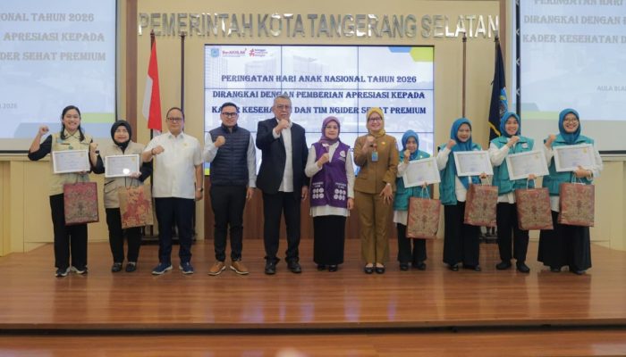 Wali Kota Tangerang Selatan Benyamin Davnie memberikan apresiasi kepada kader kesehatan dan Tim Ngider Sehat Premium dalam peringatan Hari Anak Nasional 2026 sebagai bentuk komitmen memperkuat layanan kesehatan anak dan percepatan penurunan stunting di Kota Tangerang Selatan.