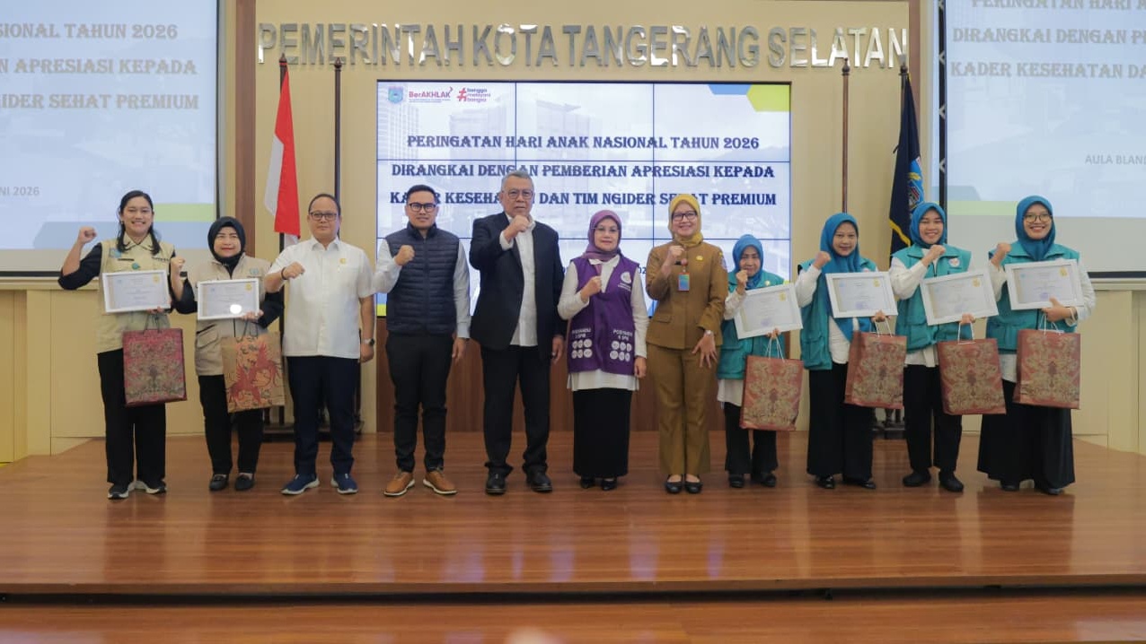 Wali Kota Tangerang Selatan Benyamin Davnie memberikan apresiasi kepada kader kesehatan dan Tim Ngider Sehat Premium dalam peringatan Hari Anak Nasional 2026 sebagai bentuk komitmen memperkuat layanan kesehatan anak dan percepatan penurunan stunting di Kota Tangerang Selatan.