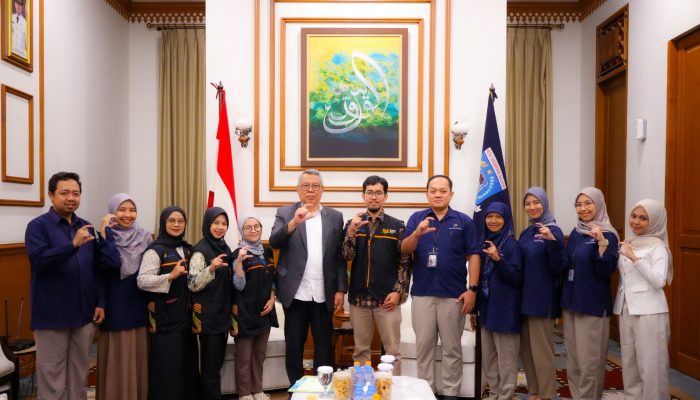 Wali Kota Tangerang Selatan Benyamin Davnie saat mengikuti pendataan Sensus Ekonomi 2026 dan mengajak masyarakat memberikan data yang akurat kepada petugas BPS