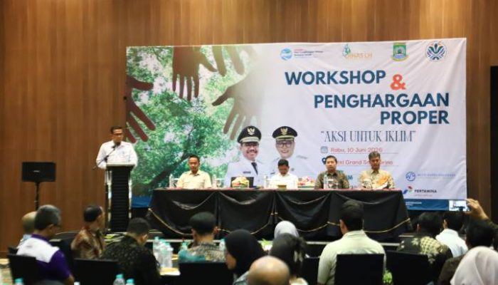 Wali Kota Tangerang menyerahkan penghargaan PROPER 2026 kepada perwakilan perusahaan penerima di acara apresiasi kinerja lingkungan hidup.