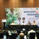 Wali Kota Tangerang menyerahkan penghargaan PROPER 2026 kepada perwakilan perusahaan penerima di acara apresiasi kinerja lingkungan hidup.