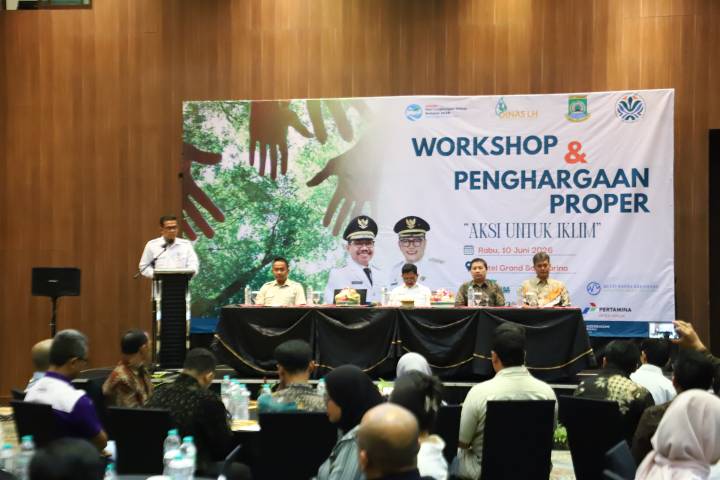 Wali Kota Tangerang menyerahkan penghargaan PROPER 2026 kepada perwakilan perusahaan penerima di acara apresiasi kinerja lingkungan hidup.