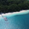 Wisatawan menikmati panorama pantai berpasir putih dan air laut jernih di Pulau Peucang, kawasan Taman Nasional Ujung Kulon, Kabupaten Pandeglang, Banten.