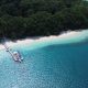 Wisatawan menikmati panorama pantai berpasir putih dan air laut jernih di Pulau Peucang, kawasan Taman Nasional Ujung Kulon, Kabupaten Pandeglang, Banten.