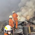 Kebakaran Pabrik Karet di Cipondoh Berhasil Dilokalisasi, BPBD Kota Tangerang Pastikan Pemukiman Warga Aman