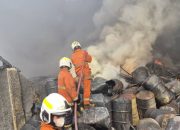 Kebakaran Pabrik Karet di Cipondoh Berhasil Dilokalisasi, BPBD Kota Tangerang Pastikan Pemukiman Warga Aman