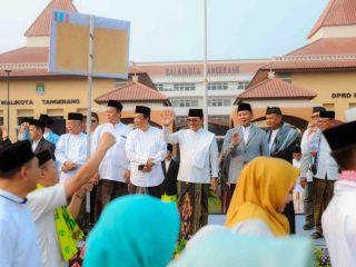 Jalan Sehat Sarungan Festival Al-A'zhom 2026 Diikuti Ribuan Warga, Wali Kota Sachrudin Jalan hingga Garis Finis