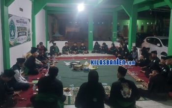 Rangkaian Prosesi pengukuhan 11 santri Pondok Pesantren Al-Fathaniyah sebagai anggota baru Pagar Nusa Rayon Al-Fathaniyah di Kota Serang, Minggu (19/7/2026). Pengurus PCNU Kota Serang menekankan pentingnya menjaga akhlak, marwah pesantren, dan nilai-nilai kebangsaan. (Redaksi Kilas Banten)