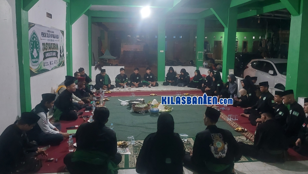 Rangkaian Prosesi pengukuhan 11 santri Pondok Pesantren Al-Fathaniyah sebagai anggota baru Pagar Nusa Rayon Al-Fathaniyah di Kota Serang, Minggu (19/7/2026). Pengurus PCNU Kota Serang menekankan pentingnya menjaga akhlak, marwah pesantren, dan nilai-nilai kebangsaan. (Redaksi Kilas Banten)