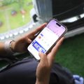 Warga menggunakan aplikasi Tangerang LIVE di telepon genggam untuk mengakses berbagai layanan publik yang terintegrasi dari Pemerintah Kota Tangerang.
