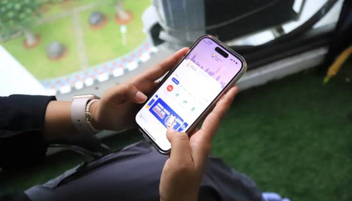 Warga menggunakan aplikasi Tangerang LIVE di telepon genggam untuk mengakses berbagai layanan publik yang terintegrasi dari Pemerintah Kota Tangerang.