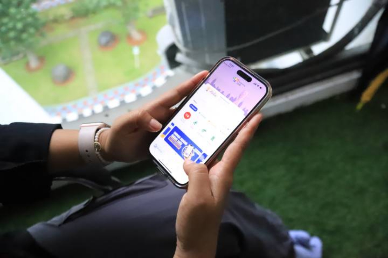 Warga menggunakan aplikasi Tangerang LIVE di telepon genggam untuk mengakses berbagai layanan publik yang terintegrasi dari Pemerintah Kota Tangerang.