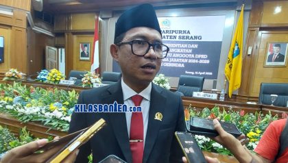 Aktivitas kapal tongkang di perairan Bojonegara, Kabupaten Serang. Fraksi Gerindra DPRD Kabupaten Serang meminta dugaan pencemaran laut segera diusut demi melindungi ekosistem dan kehidupan nelayan. (Redaksi Kilas Banten)