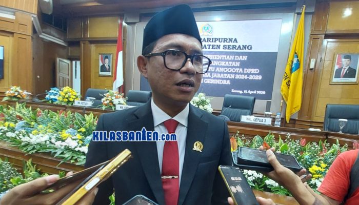 Aktivitas kapal tongkang di perairan Bojonegara, Kabupaten Serang. Fraksi Gerindra DPRD Kabupaten Serang meminta dugaan pencemaran laut segera diusut demi melindungi ekosistem dan kehidupan nelayan. (Redaksi Kilas Banten)