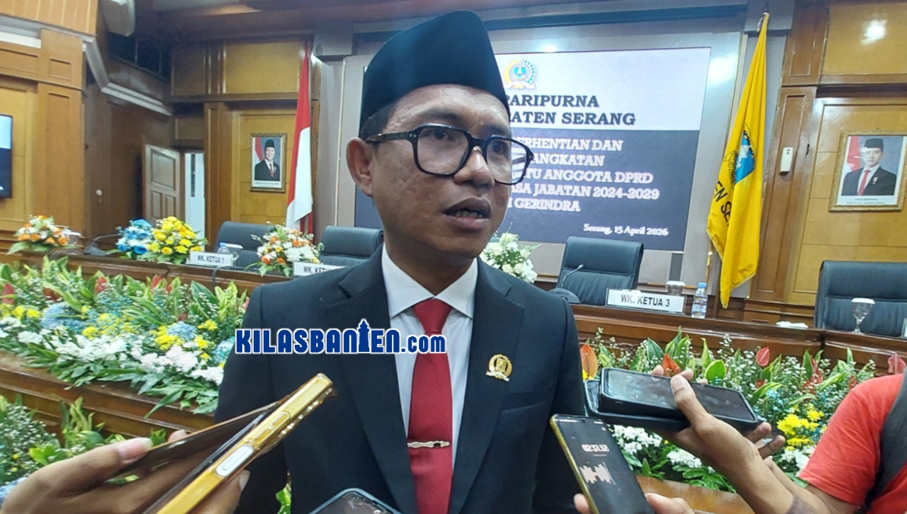 Aktivitas kapal tongkang di perairan Bojonegara, Kabupaten Serang. Fraksi Gerindra DPRD Kabupaten Serang meminta dugaan pencemaran laut segera diusut demi melindungi ekosistem dan kehidupan nelayan. (Redaksi Kilas Banten)