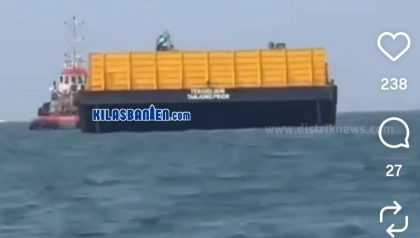 Aktivitas kapal tongkang di perairan Bojonegara Teluk Banten menjadi sorotan setelah muncul dugaan pemindahan muatan antarkapal disertai pembuangan material ke laut yang dikhawatirkan mengganggu ekosistem dan mata pencaharian nelayan. (Instagram @distriknews)