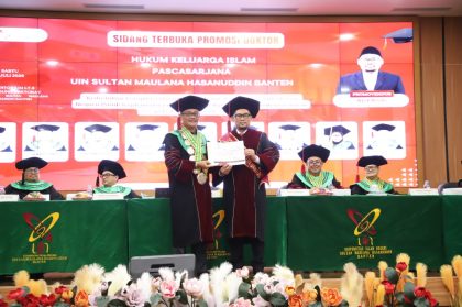 Ali Faisal menerima ucapan selamat usai dinyatakan lulus sebagai doktor ke-50 Program Pascasarjana UIN SMH Banten setelah berhasil mempertahankan disertasinya dalam sidang promosi terbuka.