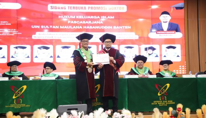 Ali Faisal menerima ucapan selamat usai dinyatakan lulus sebagai doktor ke-50 Program Pascasarjana UIN SMH Banten setelah berhasil mempertahankan disertasinya dalam sidang promosi terbuka.