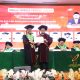 Ali Faisal menerima ucapan selamat usai dinyatakan lulus sebagai doktor ke-50 Program Pascasarjana UIN SMH Banten setelah berhasil mempertahankan disertasinya dalam sidang promosi terbuka.