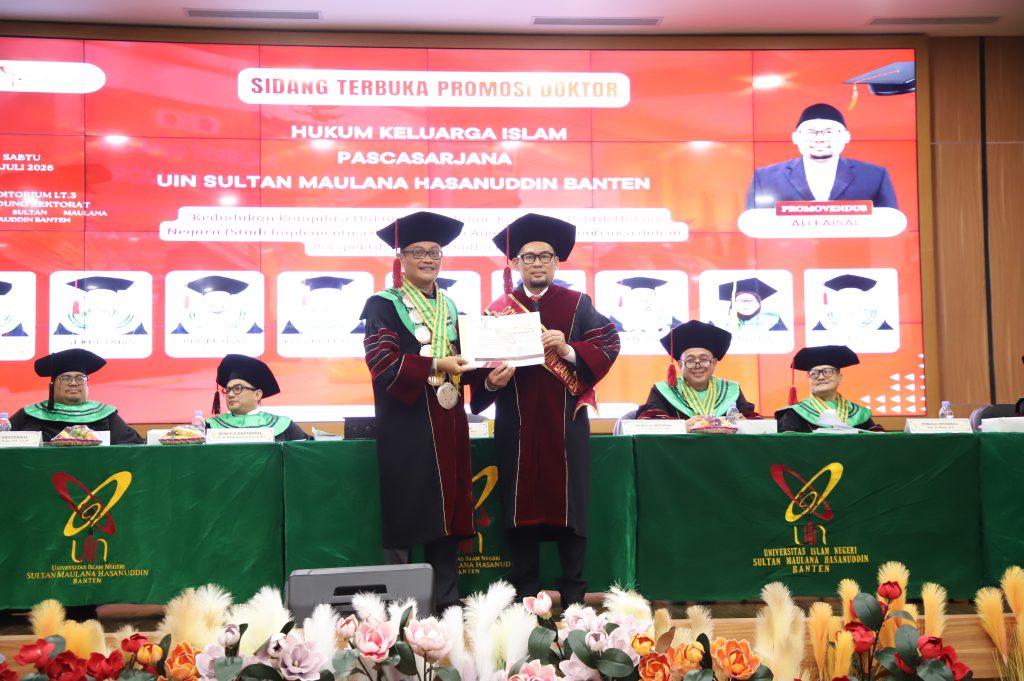 Ali Faisal menerima ucapan selamat usai dinyatakan lulus sebagai doktor ke-50 Program Pascasarjana UIN SMH Banten setelah berhasil mempertahankan disertasinya dalam sidang promosi terbuka.