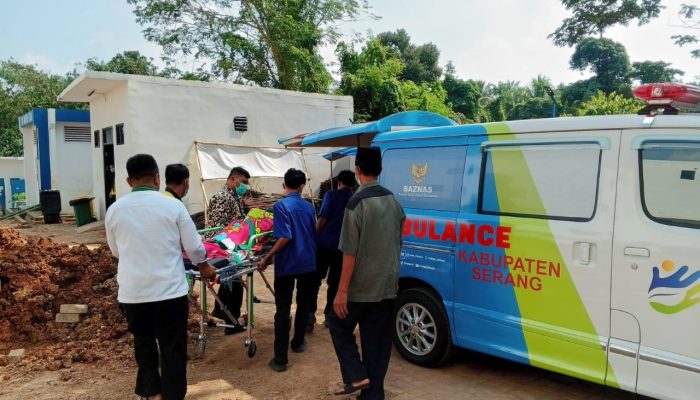 Petugas ambulans BAZNAS Kabupaten Serang bersiaga memberikan layanan transportasi medis dan pemulangan jenazah secara gratis bagi masyarakat yang berhak menerima manfaat zakat.