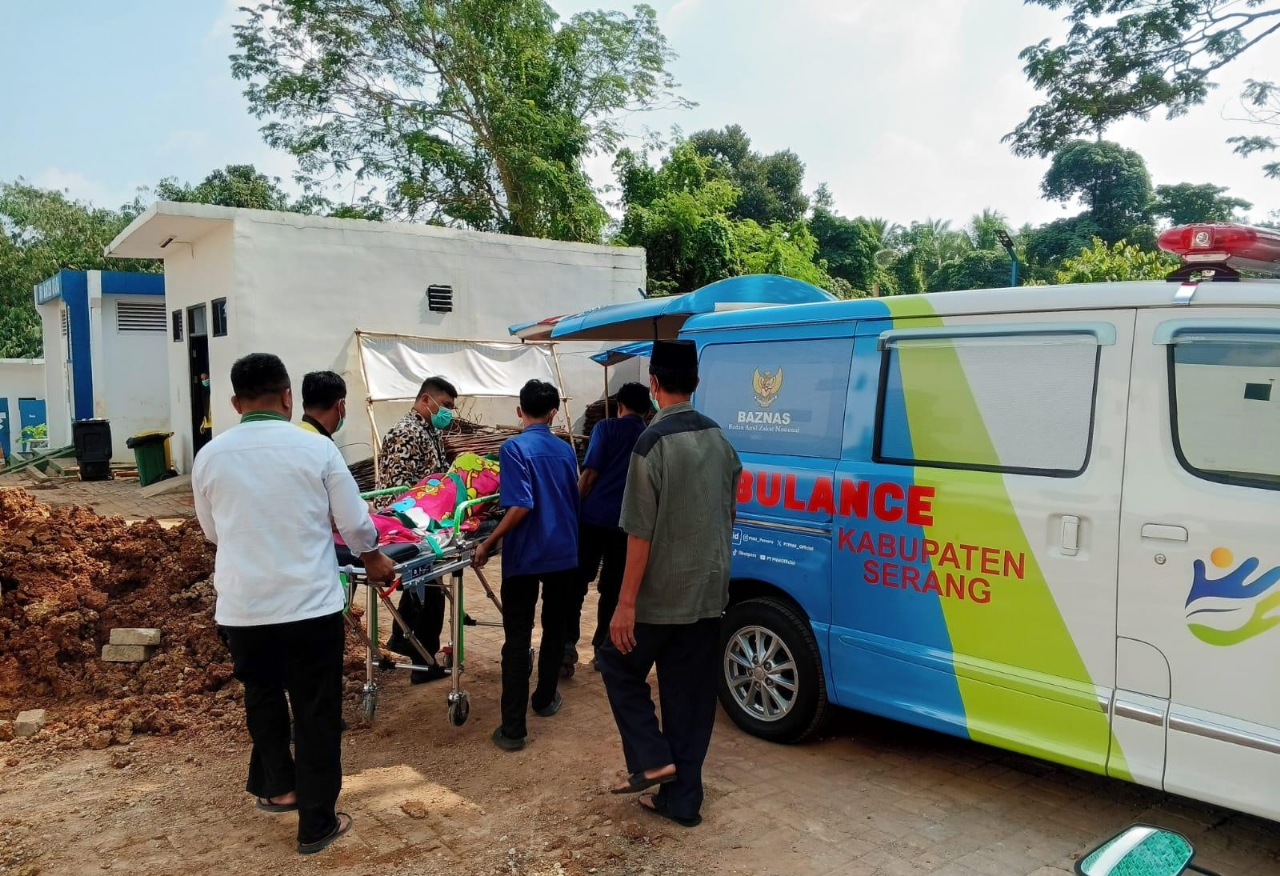 Petugas ambulans BAZNAS Kabupaten Serang bersiaga memberikan layanan transportasi medis dan pemulangan jenazah secara gratis bagi masyarakat yang berhak menerima manfaat zakat.