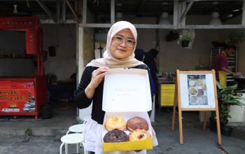 Aneka varian Donat Susu Malaysia dipajang di gerai Parlan District, Kota Tangerang. Donat bertekstur lembut dengan lebih dari 30 pilihan rasa ini menjadi salah satu kuliner yang ramai diburu masyarakat.