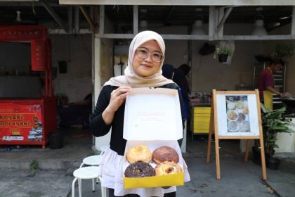 Aneka varian Donat Susu Malaysia dipajang di gerai Parlan District, Kota Tangerang. Donat bertekstur lembut dengan lebih dari 30 pilihan rasa ini menjadi salah satu kuliner yang ramai diburu masyarakat.