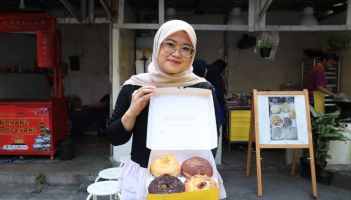 Aneka varian Donat Susu Malaysia dipajang di gerai Parlan District, Kota Tangerang. Donat bertekstur lembut dengan lebih dari 30 pilihan rasa ini menjadi salah satu kuliner yang ramai diburu masyarakat.