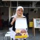 Aneka varian Donat Susu Malaysia dipajang di gerai Parlan District, Kota Tangerang. Donat bertekstur lembut dengan lebih dari 30 pilihan rasa ini menjadi salah satu kuliner yang ramai diburu masyarakat.