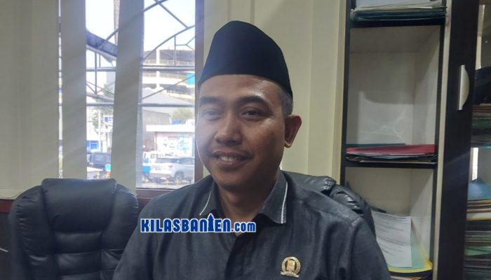 Ketua Komisi III DPRD Kabupaten Serang, Supiyanto, saat menyampaikan pandangan terkait target pendapatan BLUD RSUD Dr. Drajat Prawiranegara serta pentingnya peningkatan kualitas pelayanan kesehatan bagi masyarakat.